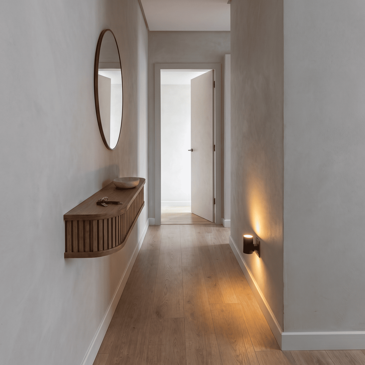Pasillo de casa al anochecer iluminado solo por una BoreaLight, sin luz de techo