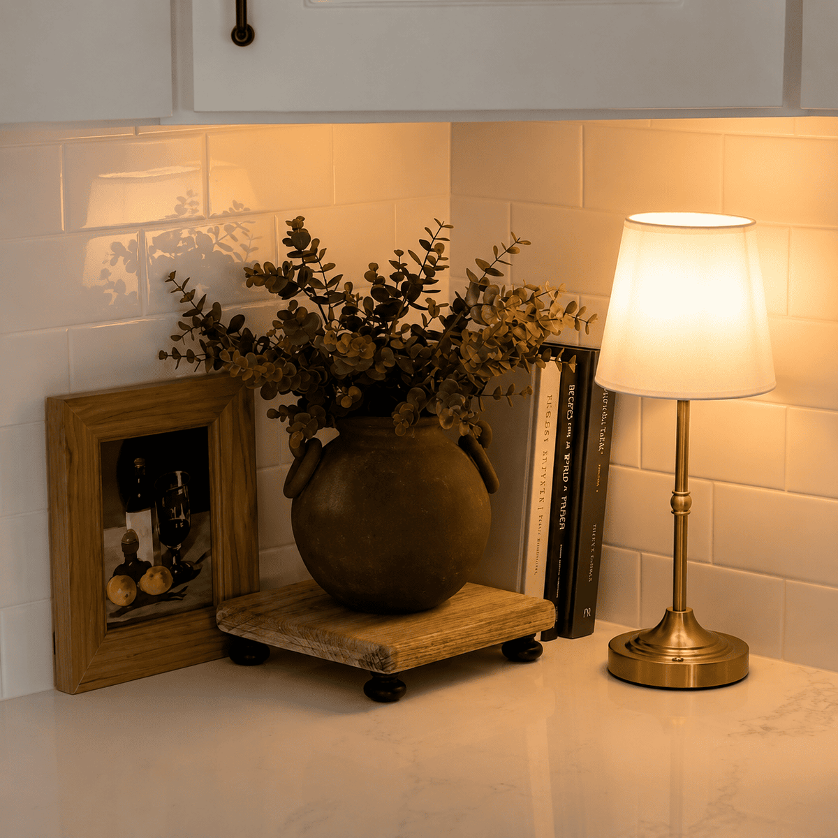 Lámpara Solara dorada encendida en una cocina junto a un jarrón con flores